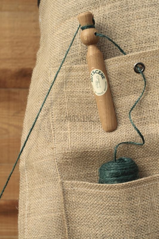 Snippet Twine Dolly – trepinne med kniv /  Nutscene Twines Ltd