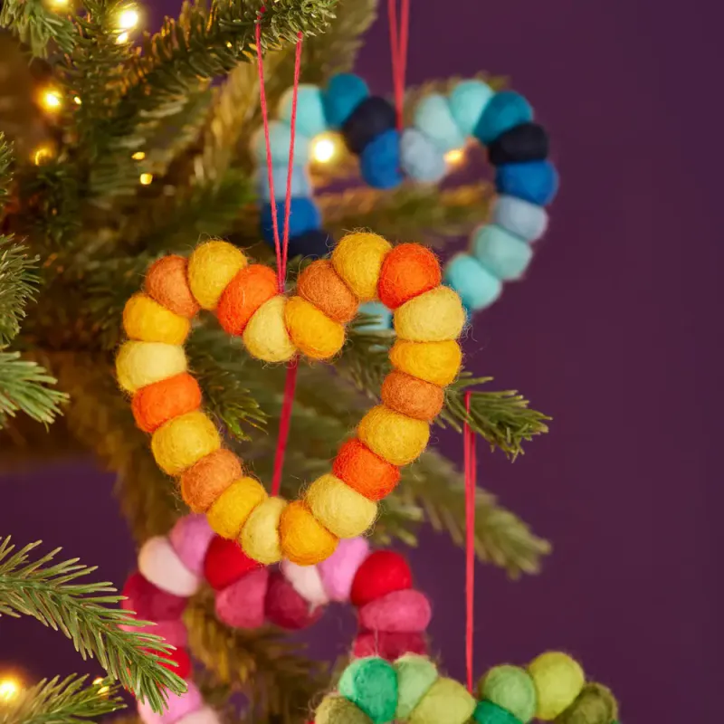  4 stk Wool Pom Pom Hearts - Fair Trade / Namaste Fair Trade