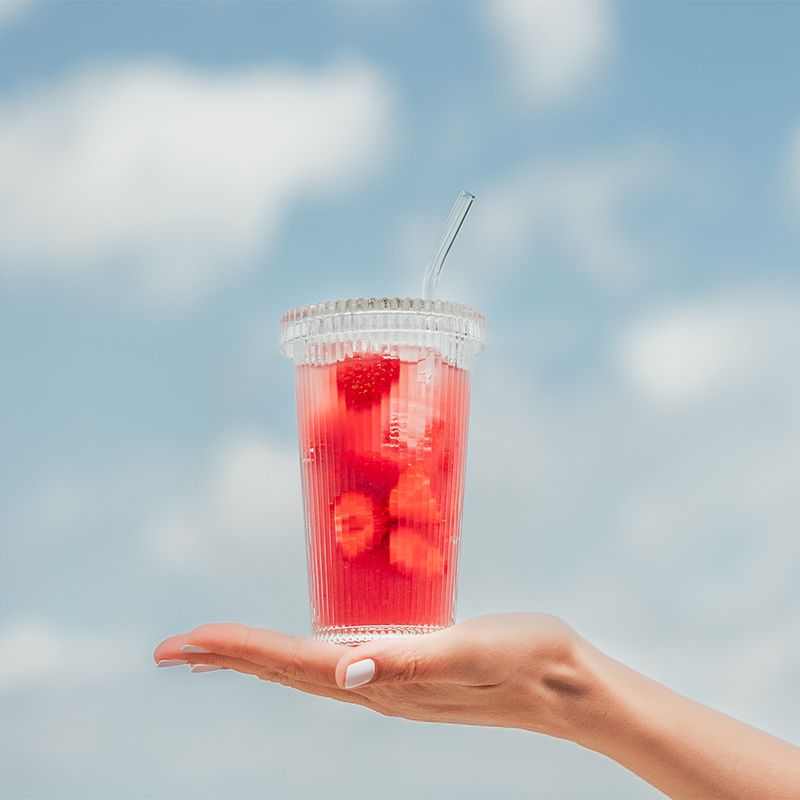 Rilleglass med lokk og sugerør 375ml / BeeOrganic